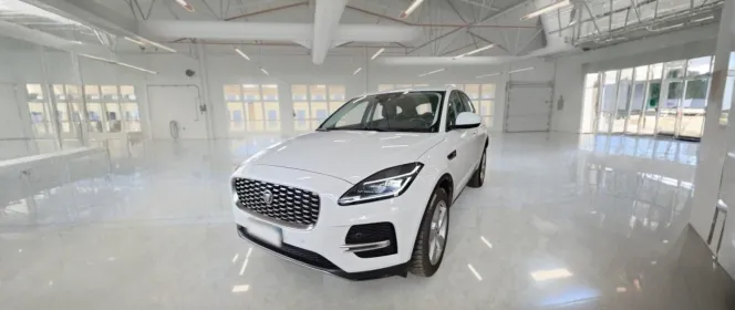 Jaguar E-Pace SE vista frontale
