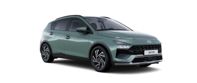 Hyundai Bayon visto de frente sobre fundo branco