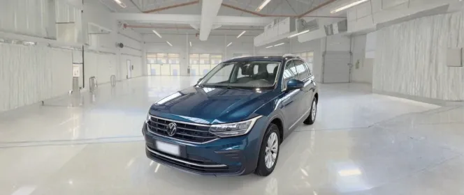 Volkswagen Tiguan Night Shade Blue vista frontale