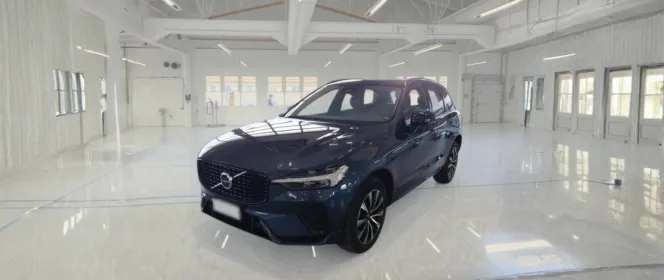 Volvo XC60 Plus Dark vista frontale