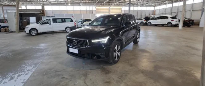 Volvo XC40 Nero pastello vista frontale