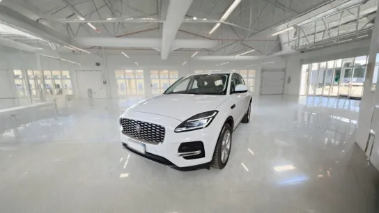 Jaguar E-Pace SE vista frontale