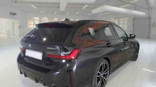 BMW Serie 3 Black Sapphire vista posteriore