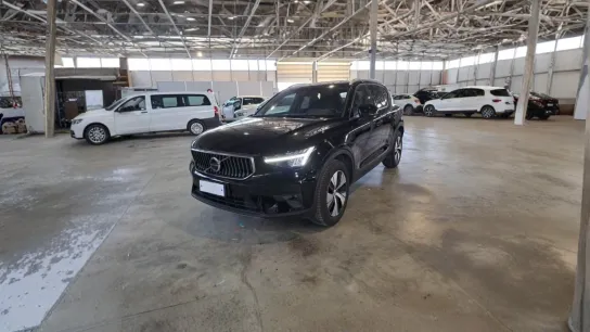 Volvo XC40 Nero pastello vista frontale